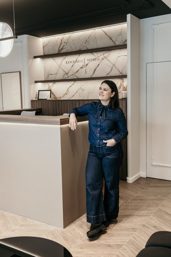 projekt salonu premium z naturalnym kamieniem