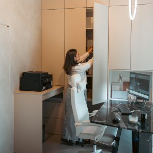 nowoczesny showroom wnętrz z ekspozycją materiałów wykończeniowych